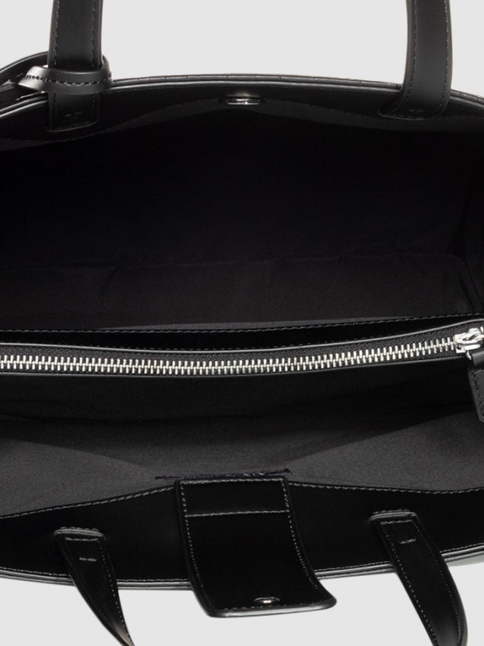 Shoppers Woman Armani Exchange