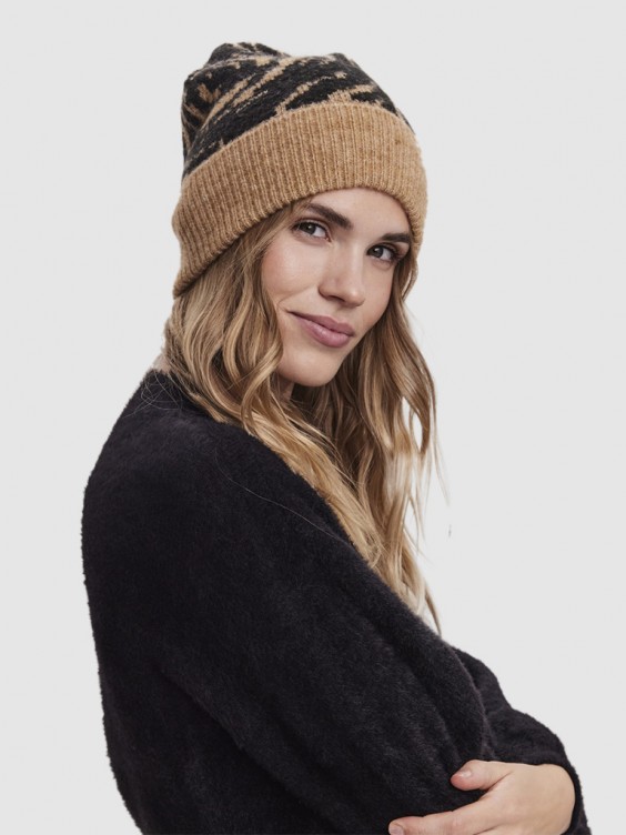 GORRO DE MUJER DE PUNTO BEIGE CON POMPOM