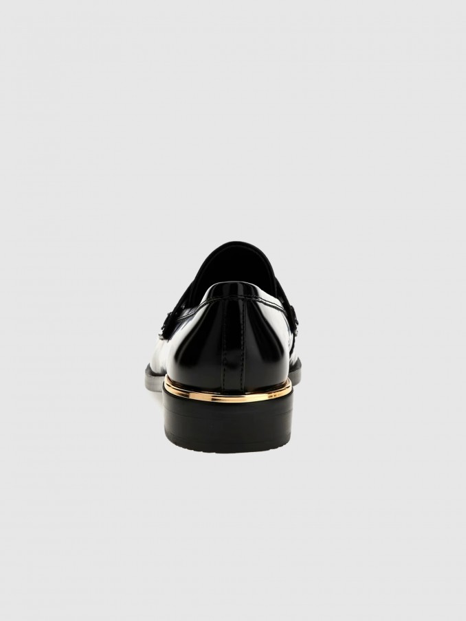 Moccasin Woman Guess