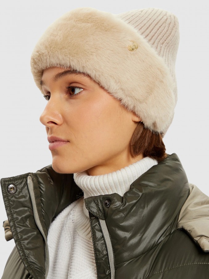 Beanie Woman Guess